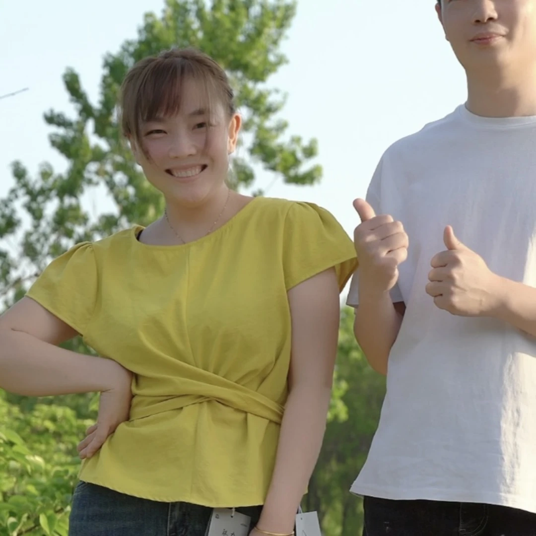 黄色绑带上衣深蓝流苏喇叭牛仔裤套装