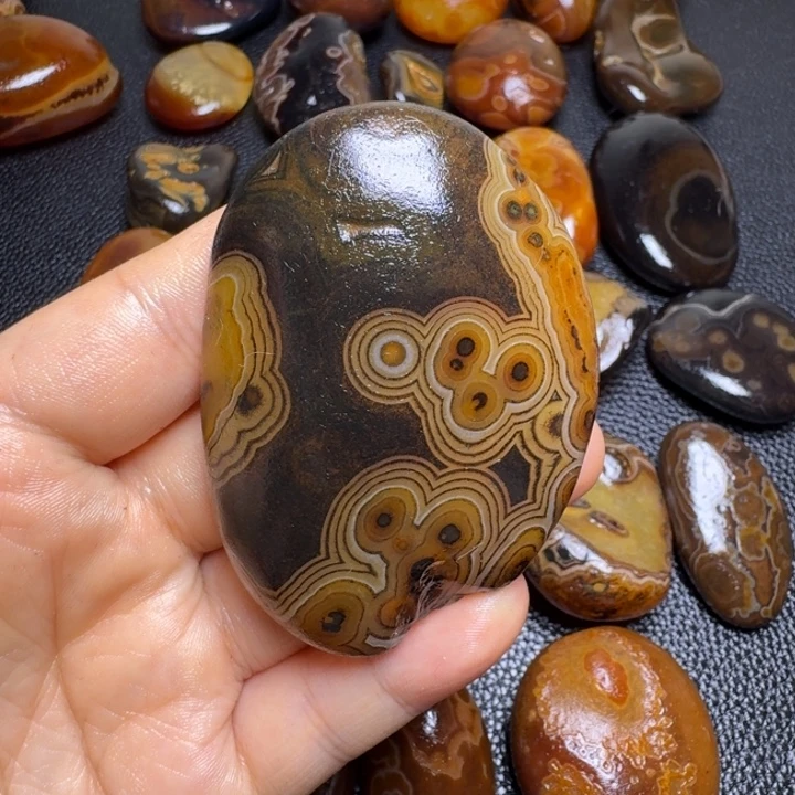 荞***石瓷片马达加斯加奇石手把件浮雕