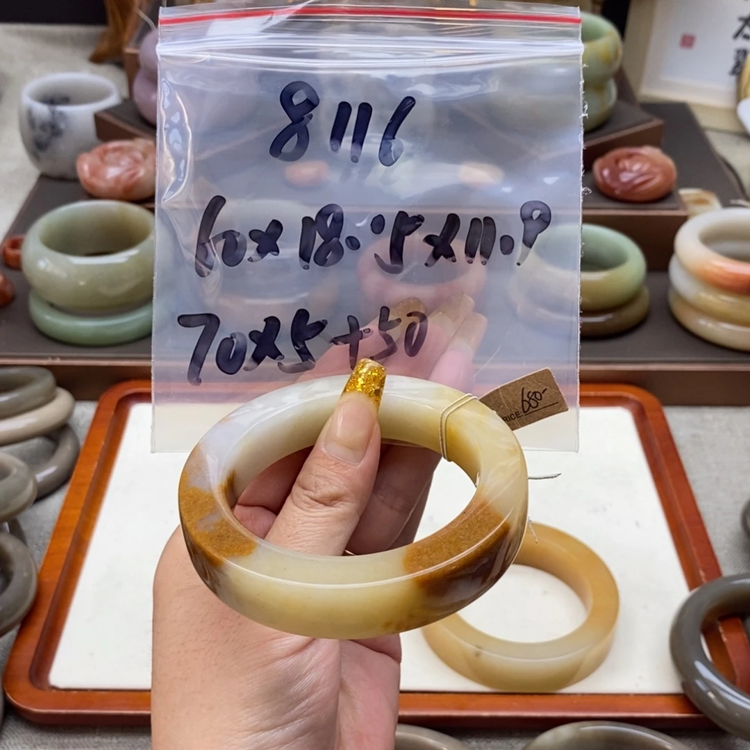 用***9石英质玉未镶嵌手镯