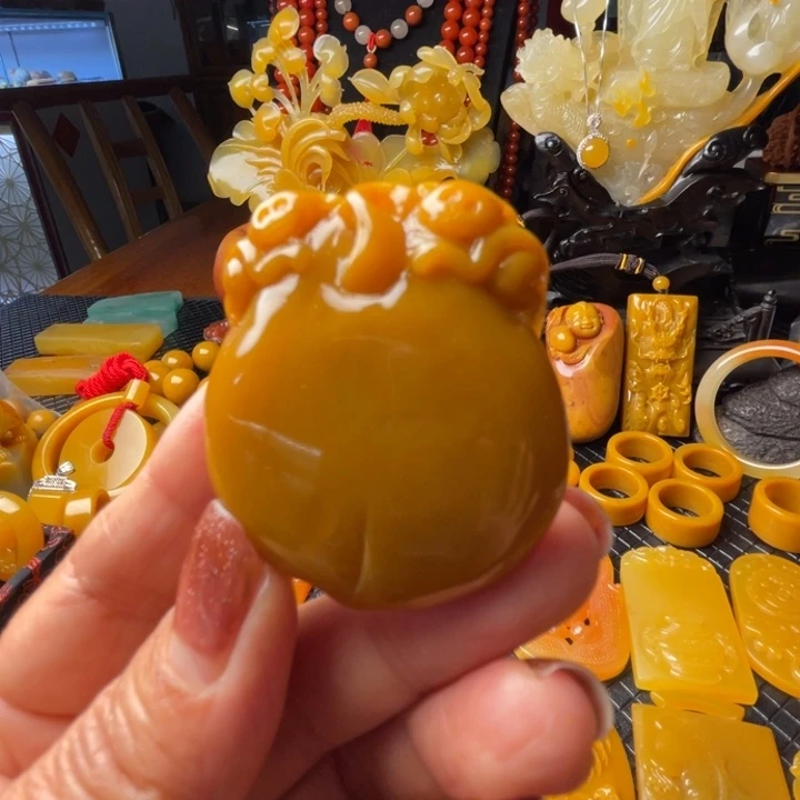 未镶嵌石英质玉（黄龙玉）颈饰