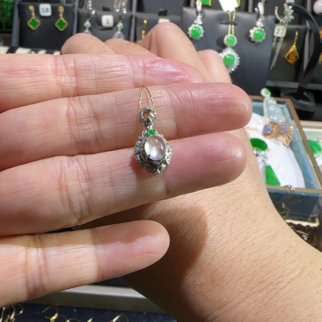 翡翠18K金镶嵌颈饰吊坠