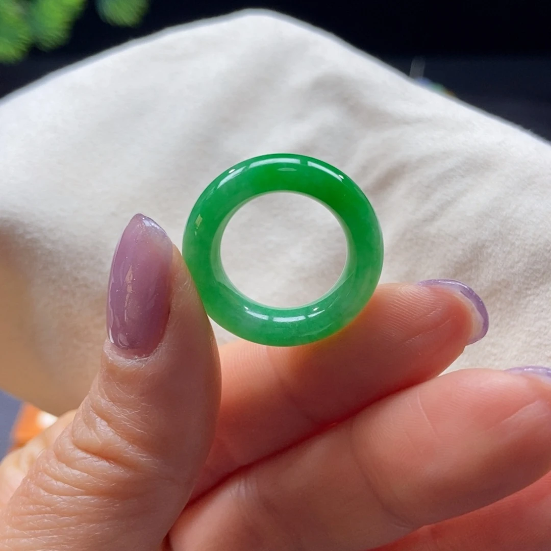 翡翠戒圈未镶嵌满辣绿戒圈9号