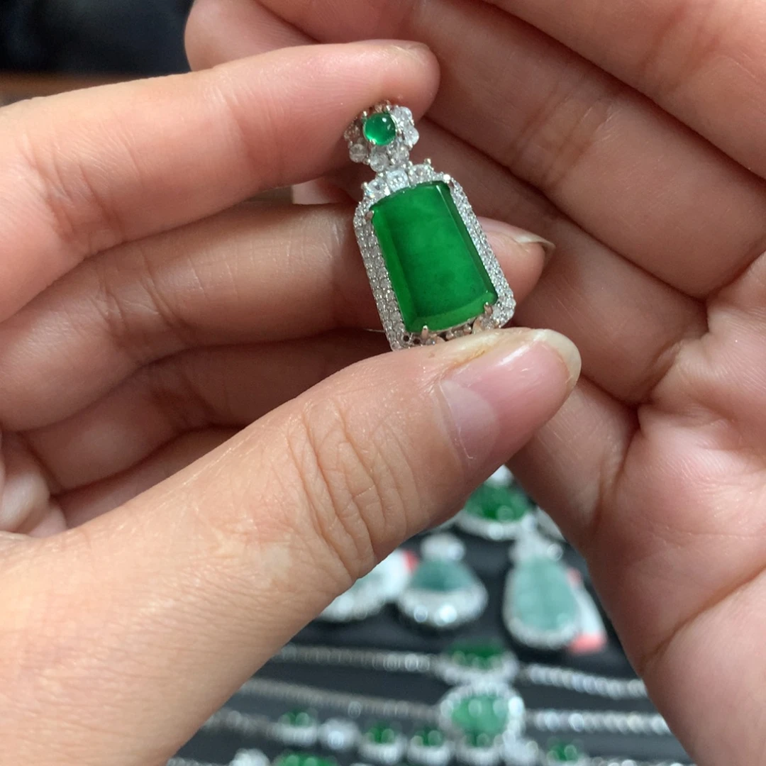 翡翠未镶嵌颈饰戒指