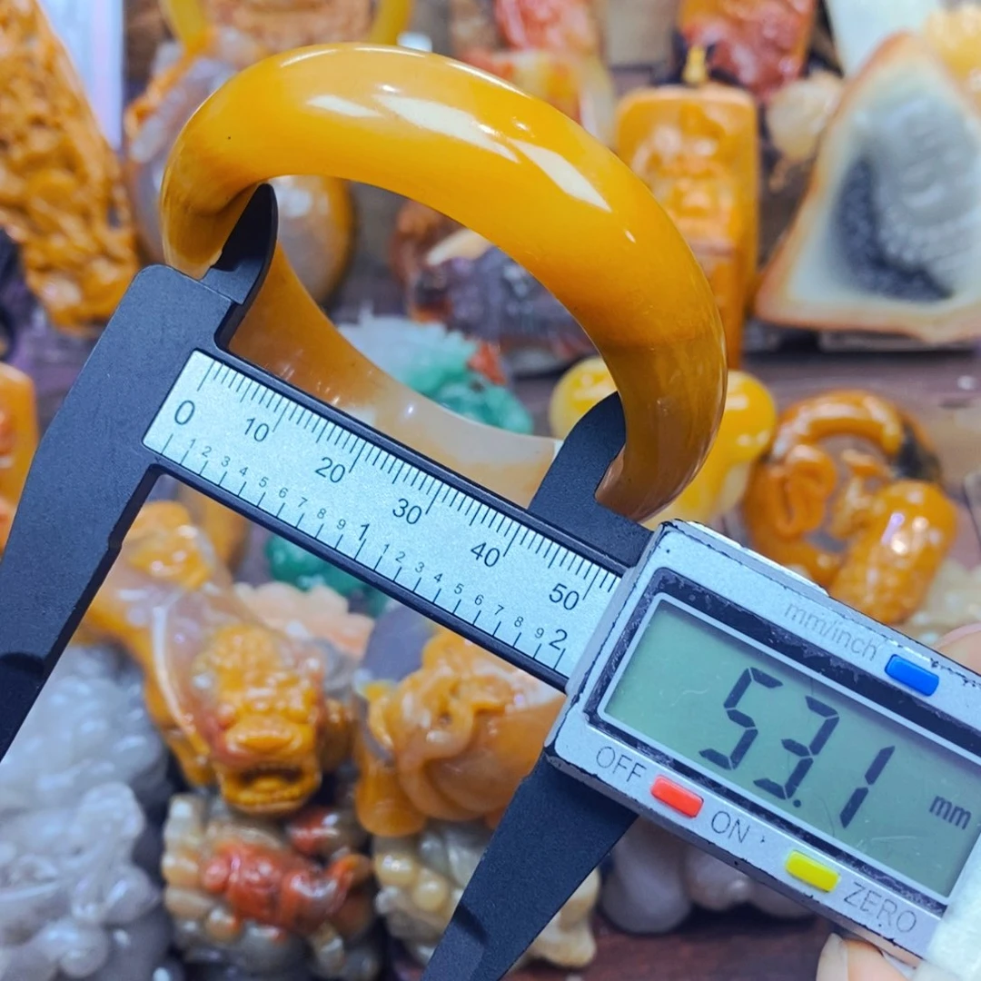 未镶嵌石英质玉（黄龙玉）颈饰