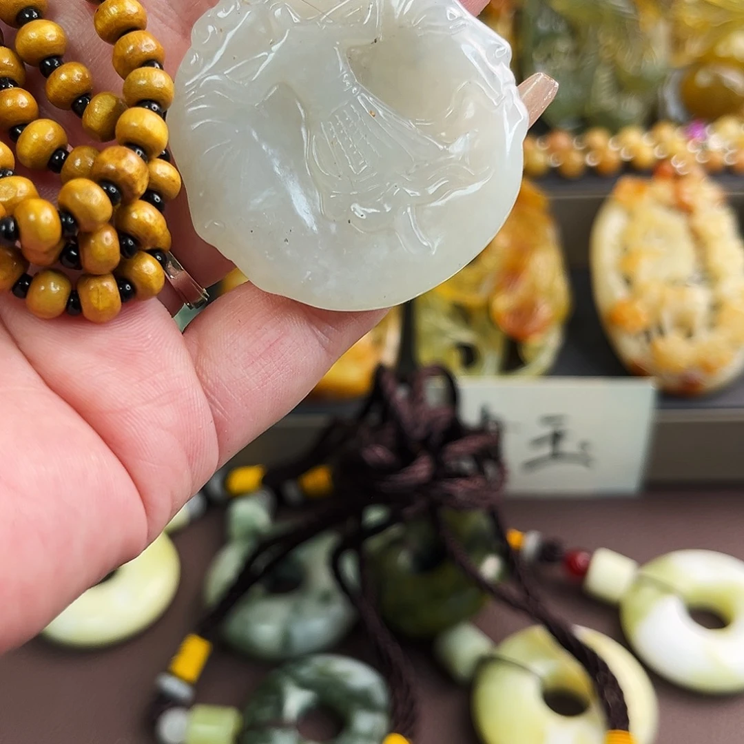 岫玉未镶嵌颈饰岫玉挂件，天然颜色