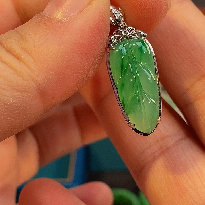 翡翠颈饰18K金镶嵌吊坠