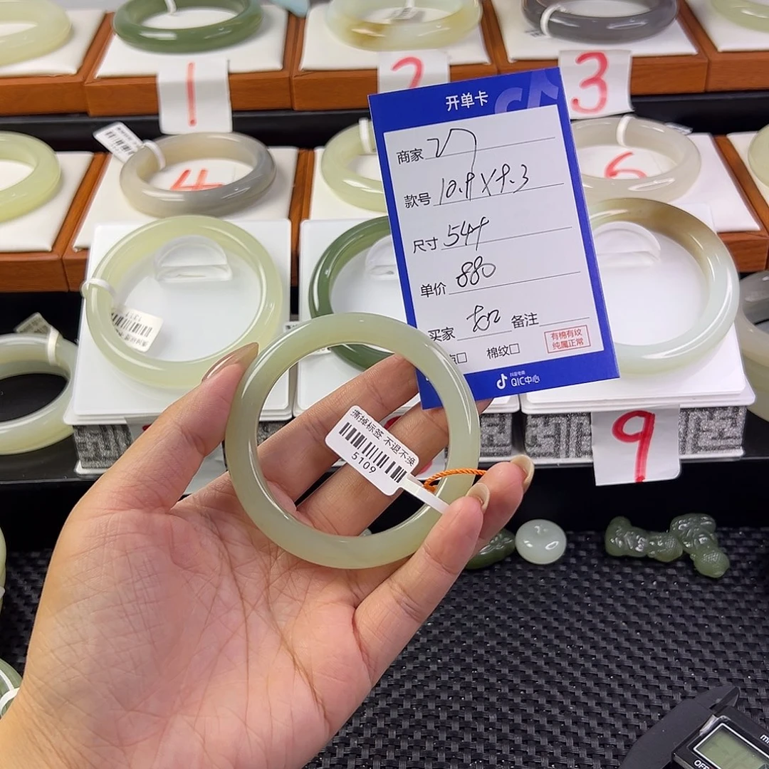 和田玉手镯未镶嵌如***。