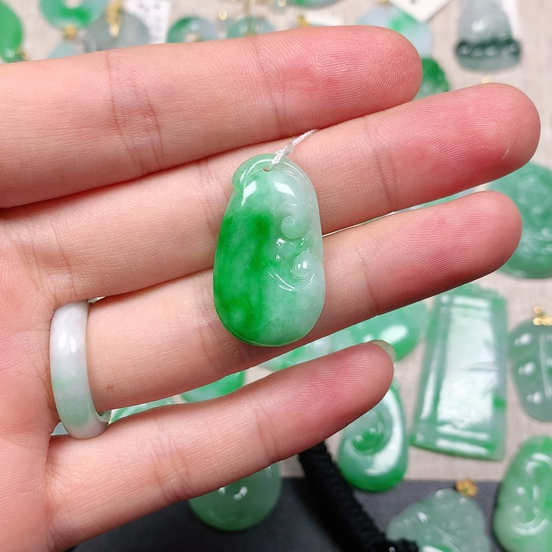 翡翠未镶嵌颈饰挂件