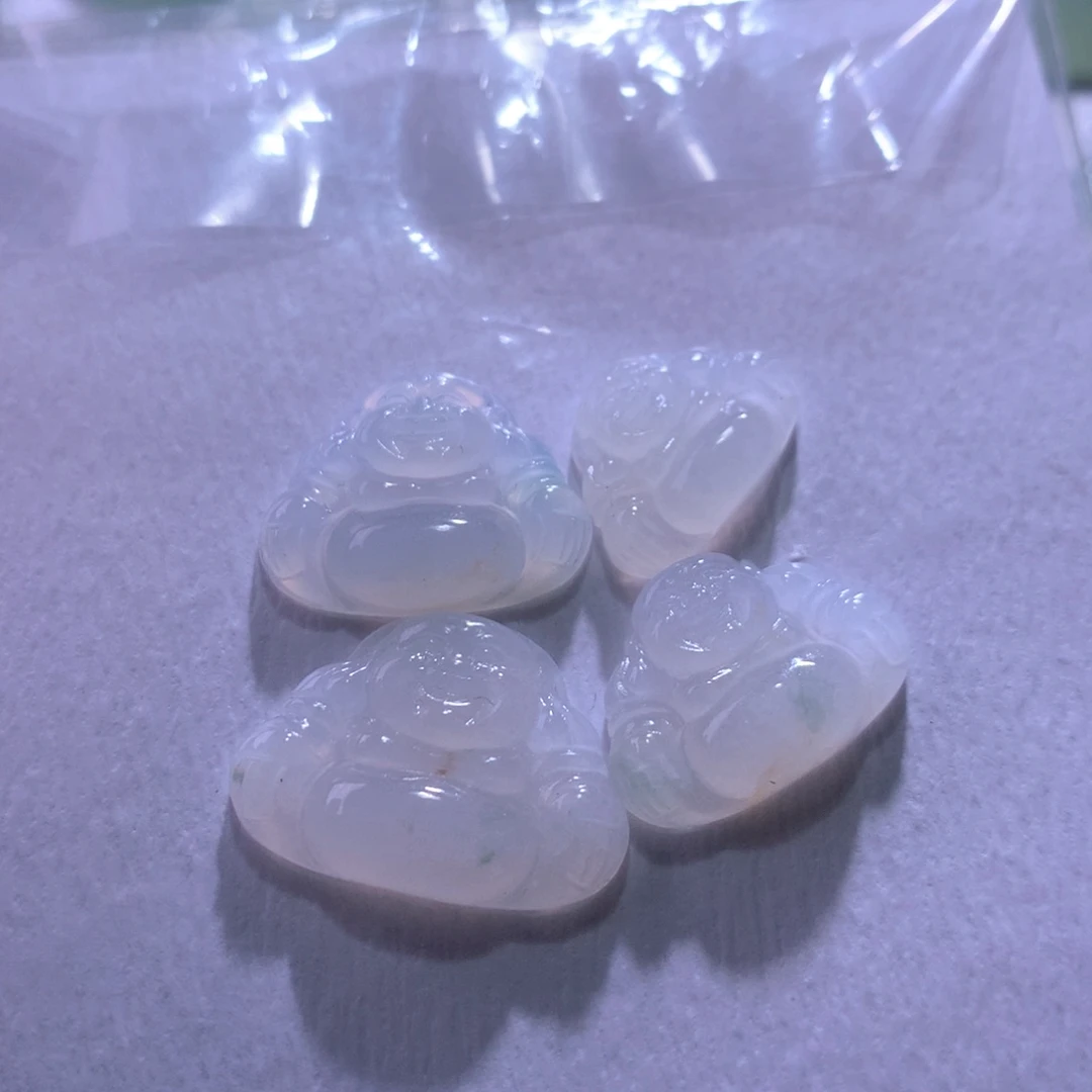 翡翠未镶嵌颈饰一手