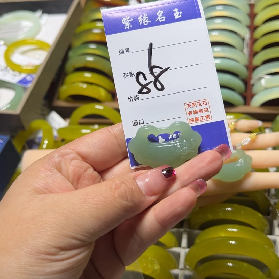 蛇纹石玉手镯未镶嵌明****)