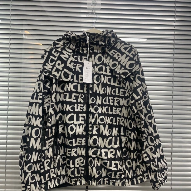 99新 MONCLER 黑色满印字母连帽外套/2码/E00759