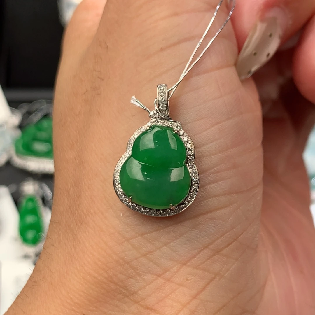 颈饰18K金镶嵌翡翠葫芦