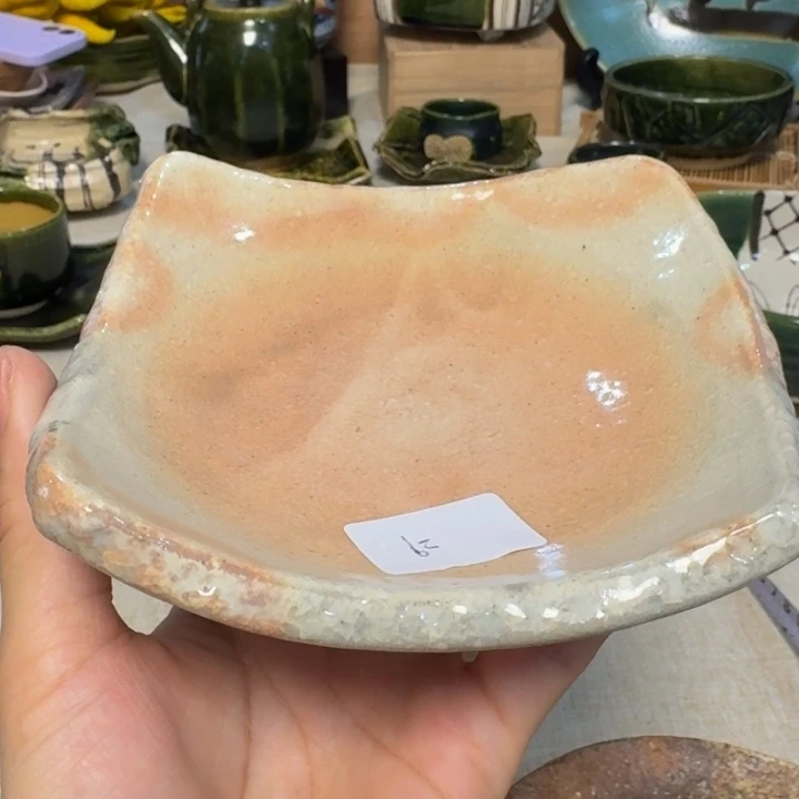 陶泥一个小盘子里