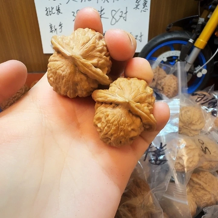 吊坠桃核36尺大红袍