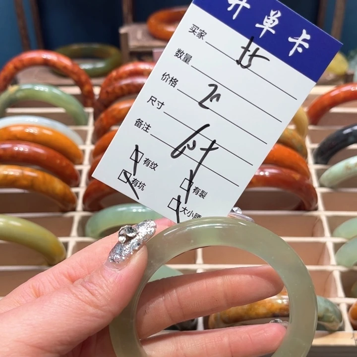 蛇纹石玉手镯未镶嵌夹*?