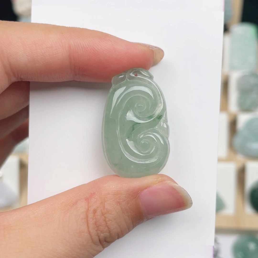 翡翠未镶嵌颈饰如意