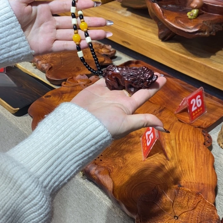 犀角紫檀貔貅把件