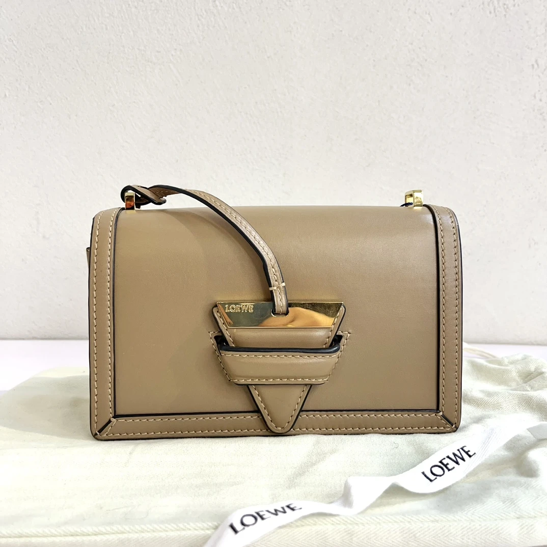 95新 LOEWE/罗意威 蔚蓝/巴塞罗那  裸杏色单肩包