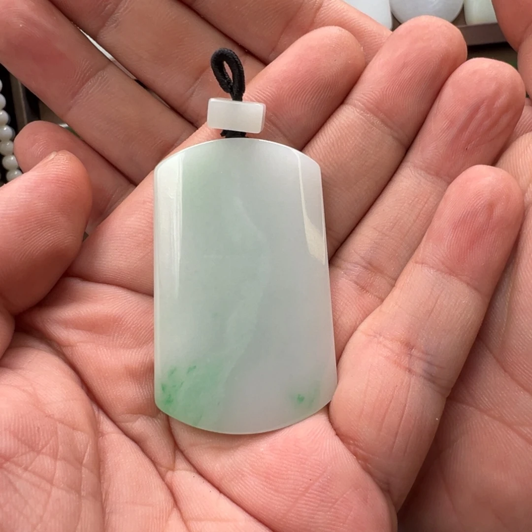 抓***娃翡翠未镶嵌颈饰缅料白底青意境无事牌无包容