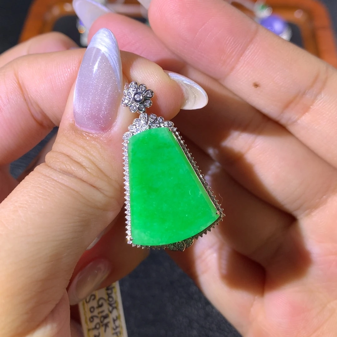 颈饰18K金镶嵌翡翠翡翠