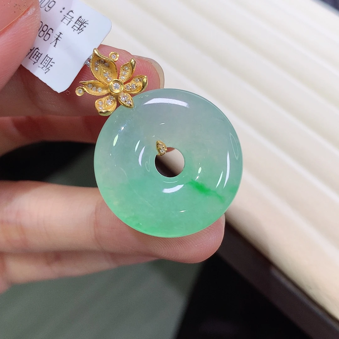 翡翠18K金镶嵌颈饰
