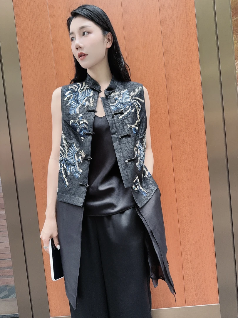 Betty Bairn【玄凰铭 · 香云纱】25姆米桑蚕丝刺绣马甲25B-BW10219