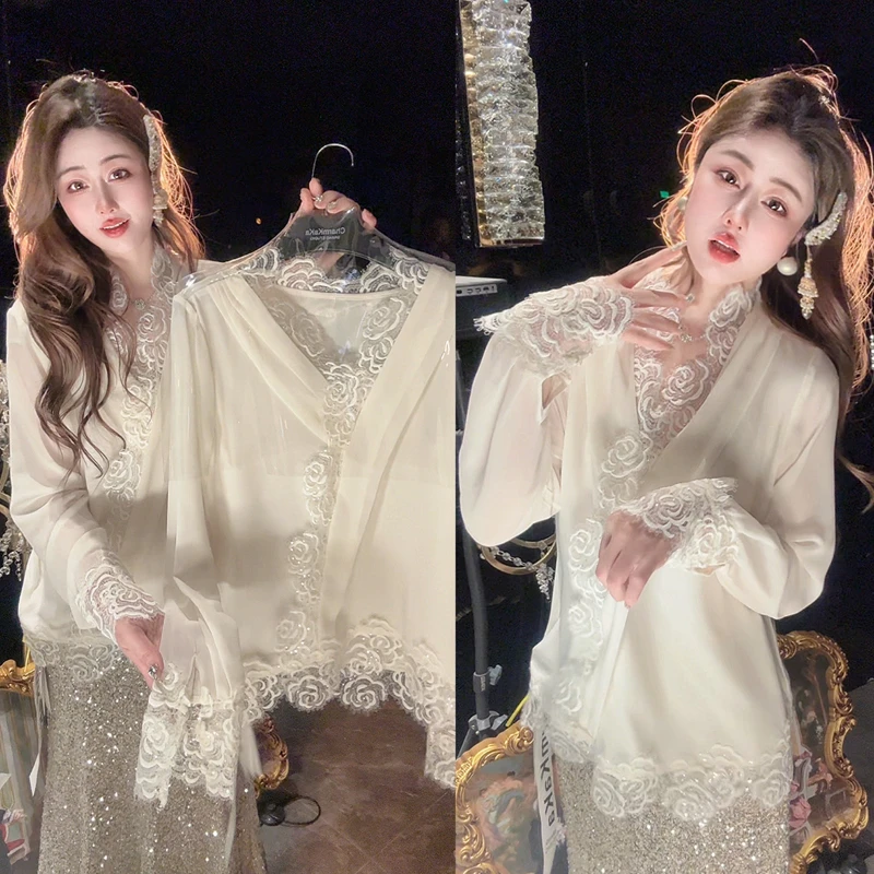 【雾白清秋】62200立体钩花V领玫瑰花衬衫