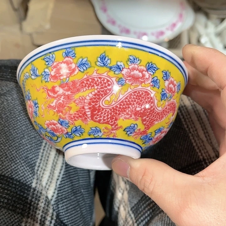 瓷片///////直径12.5厘米。红。