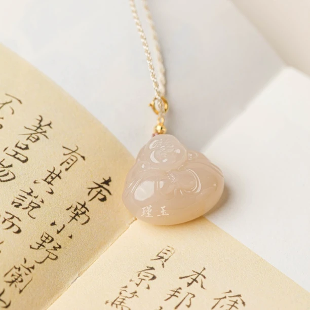 【抱抱佛】一林和田玉藕粉抱抱佛18k扣头 约21*23*12 C0997-1