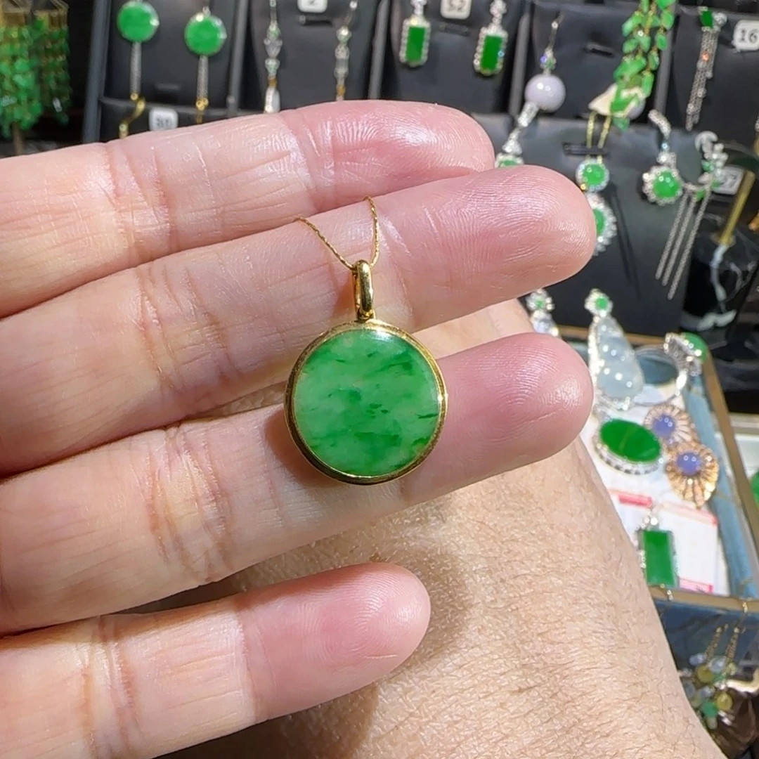 翡翠18K金镶嵌颈饰吊坠