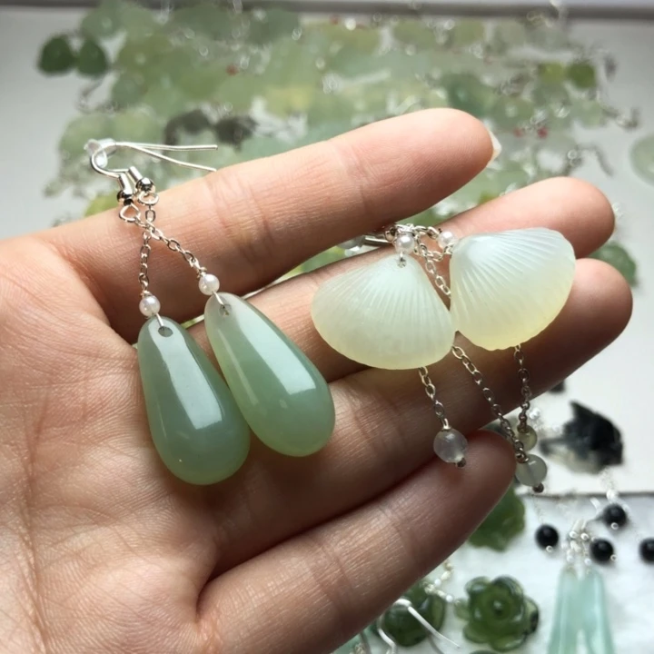 蛇纹石玉耳饰合金