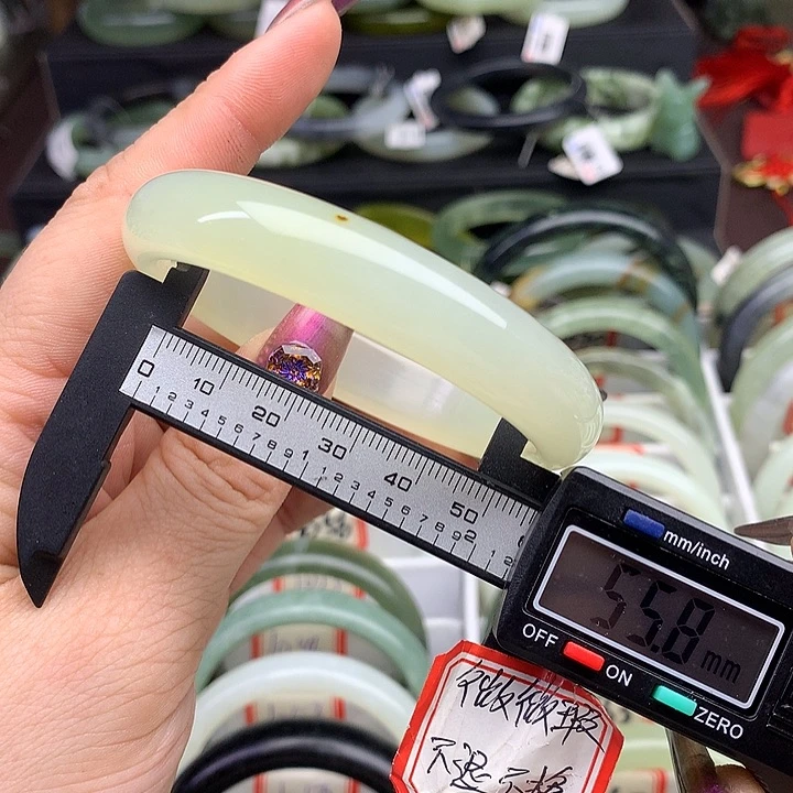 蛇纹石玉手镯未镶嵌1043