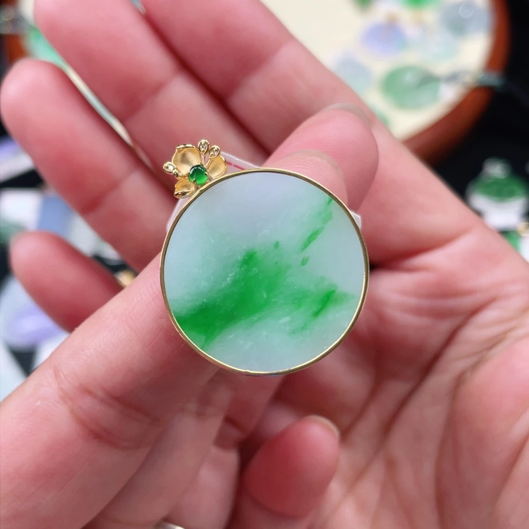 颈饰18K金镶嵌翡翠圆无事牌