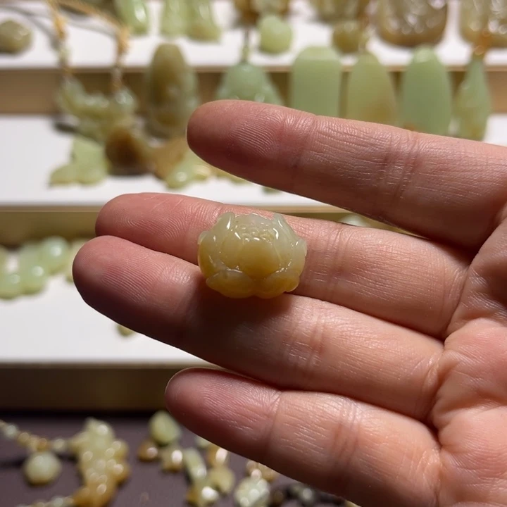 乔***º和田玉未镶嵌颈饰