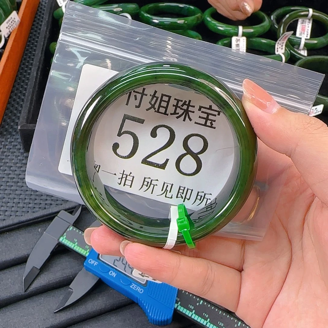 颈饰未镶嵌和田玉（碧玉）手镯59 528