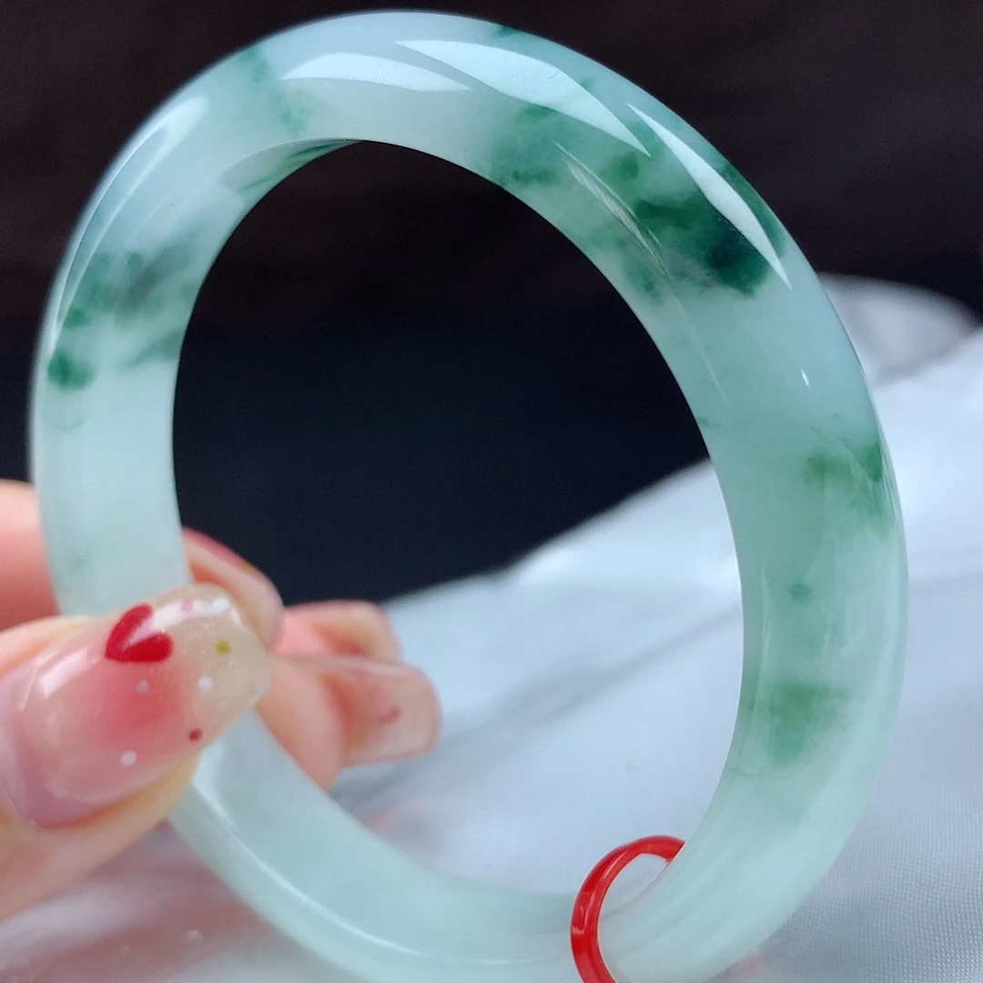 翡翠手镯未镶嵌96748，