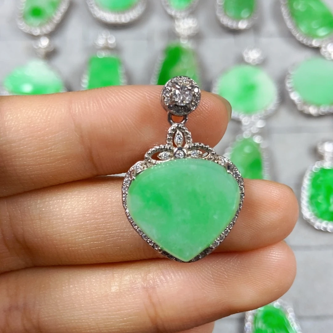 翡翠未镶嵌颈饰爱心