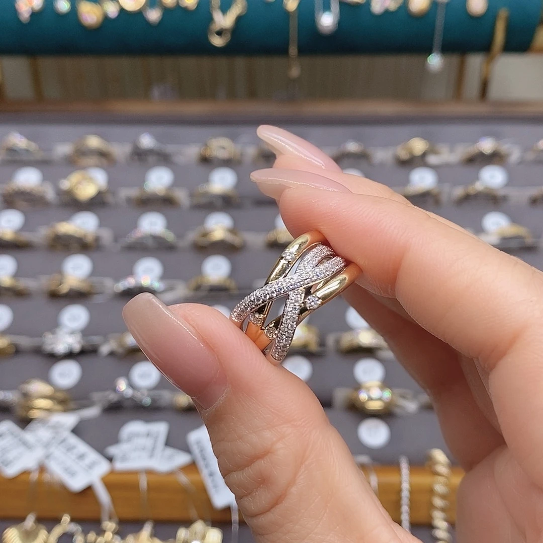 戒指18K金镶嵌钻石?**?天然钻石