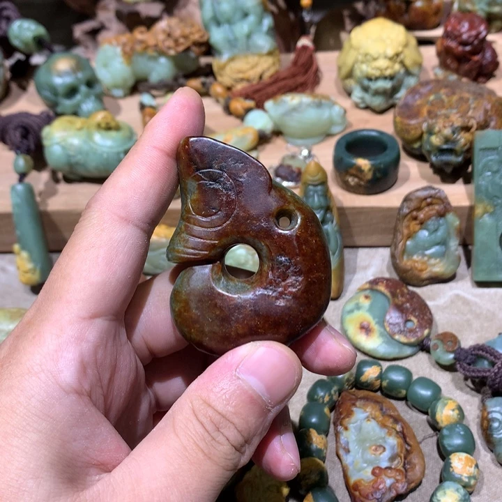 未镶嵌岫岩河磨玉（透闪石质玉）挂件