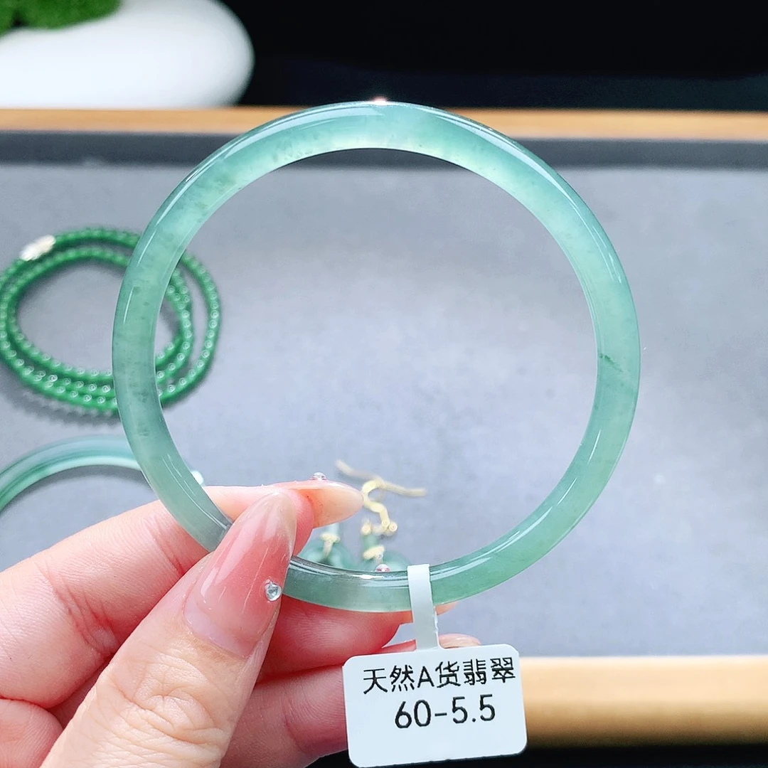 未镶嵌手镯（圆镯）翡翠