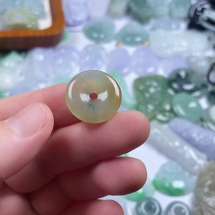 翡翠未镶嵌颈饰平安扣