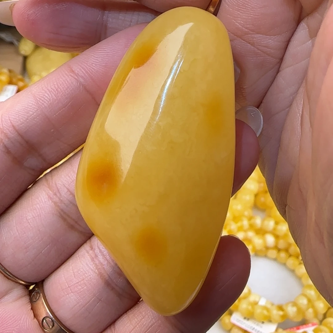 蜜蜡未镶嵌颈饰随型吊坠手把件