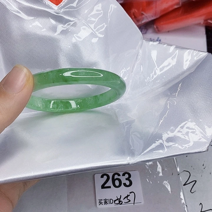 翡翠未镶嵌手镯一图一物实物为准（微瑕处理）