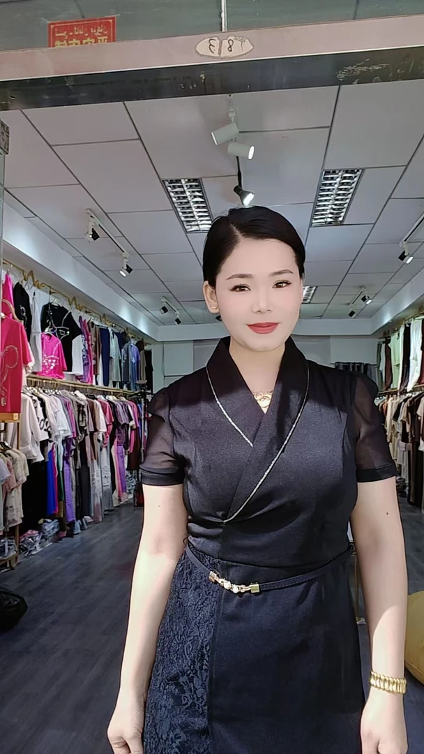 2025黑色高档裙子。