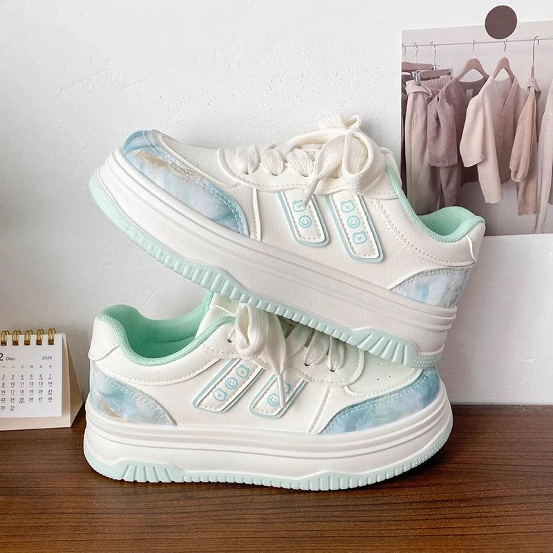 2025新年爆款厚底面包鞋学生小白鞋女百搭软底潮鞋春季透气板鞋