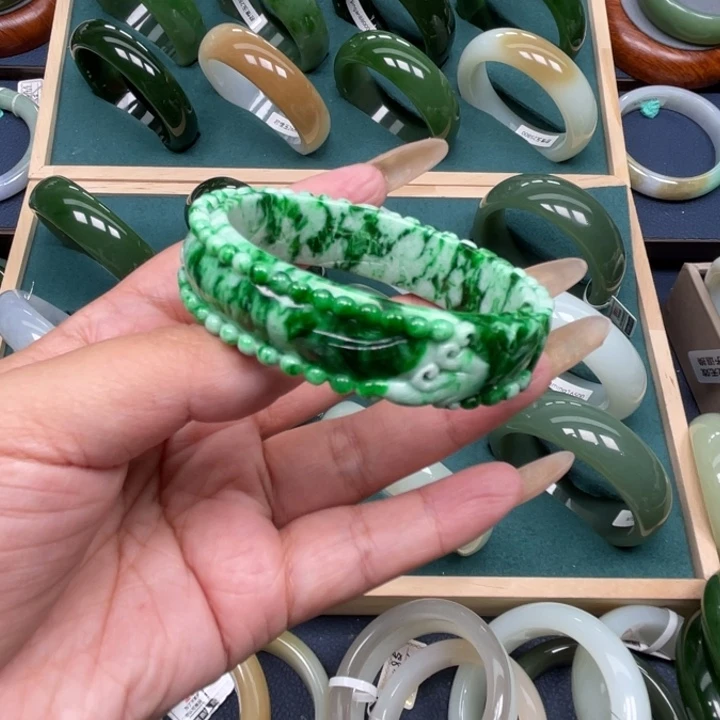 翡翠手镯未镶嵌翡翠手镯