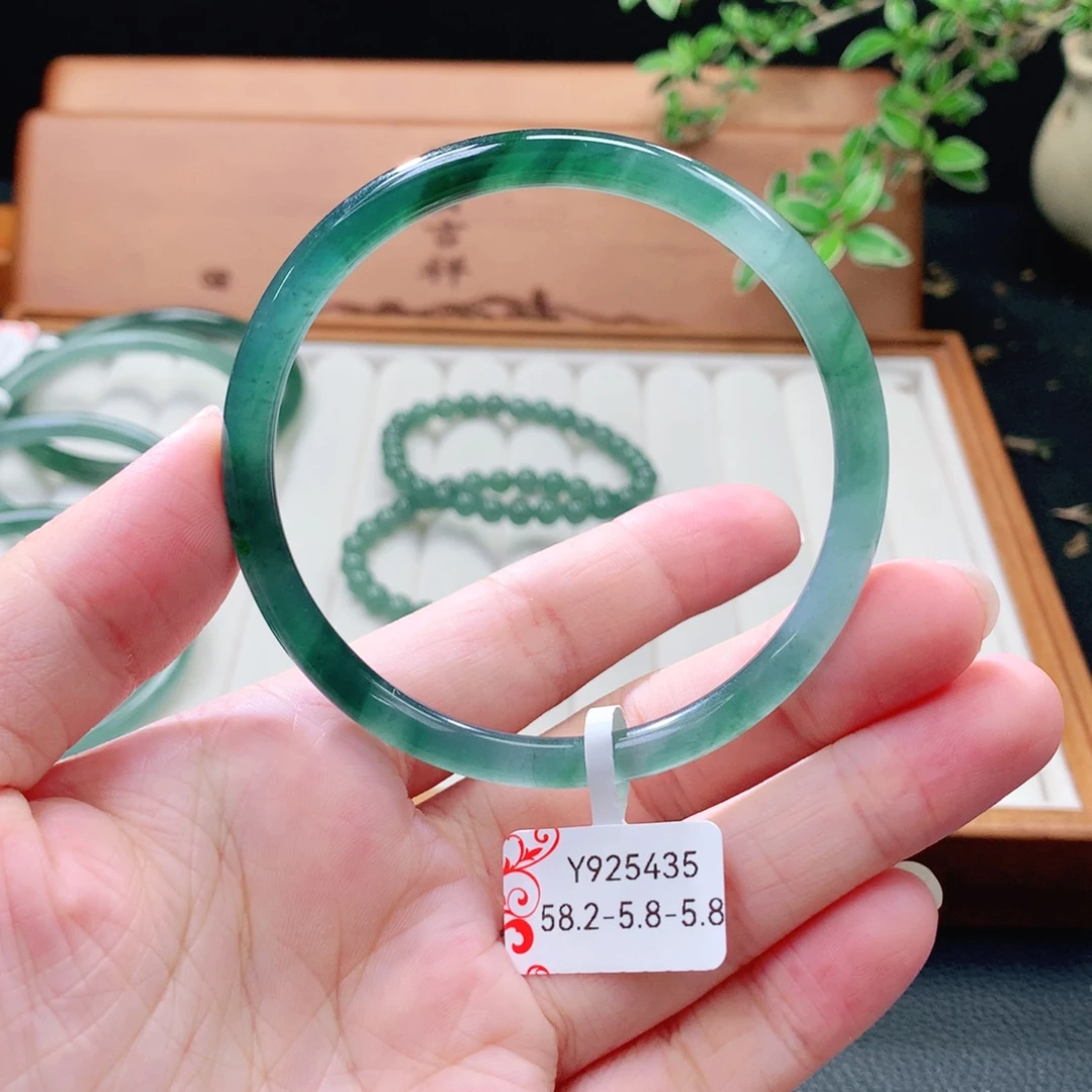 翡翠未镶嵌手镯（圆镯）