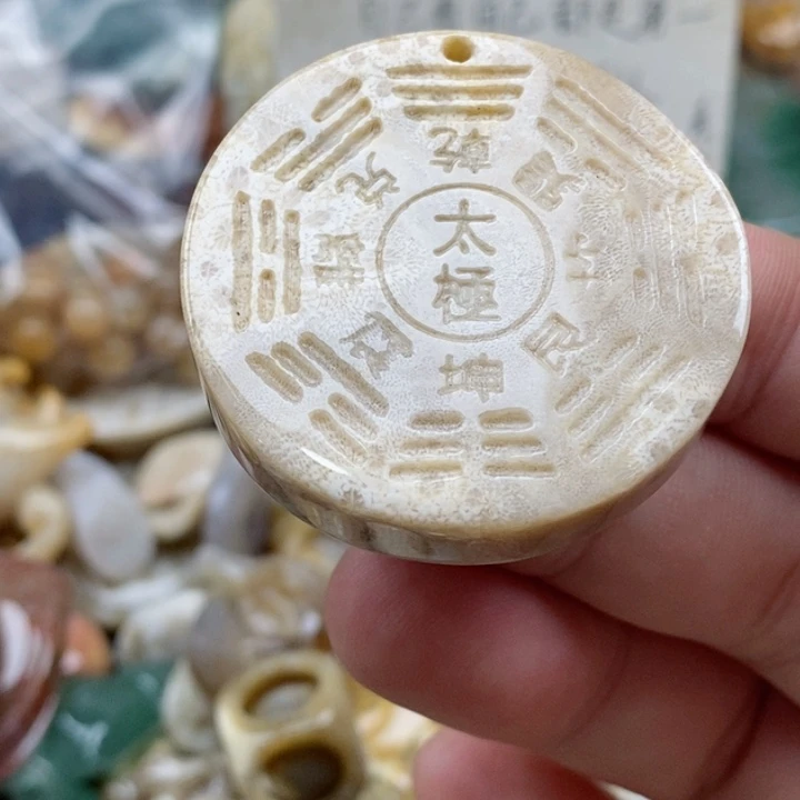 硅化珊瑚（珊瑚玉）未镶嵌颈饰