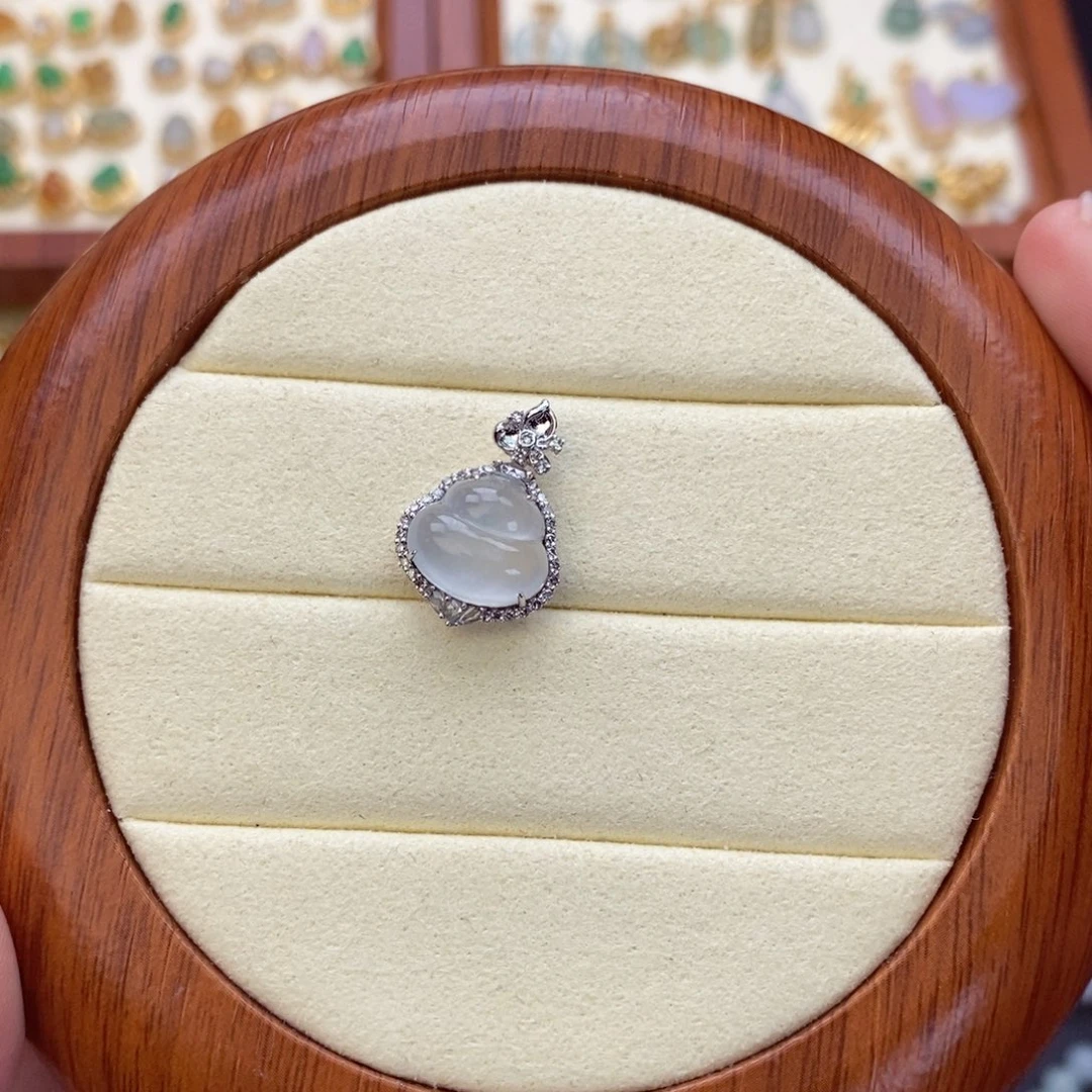 不****翡翠18K金镶嵌颈饰翡翠