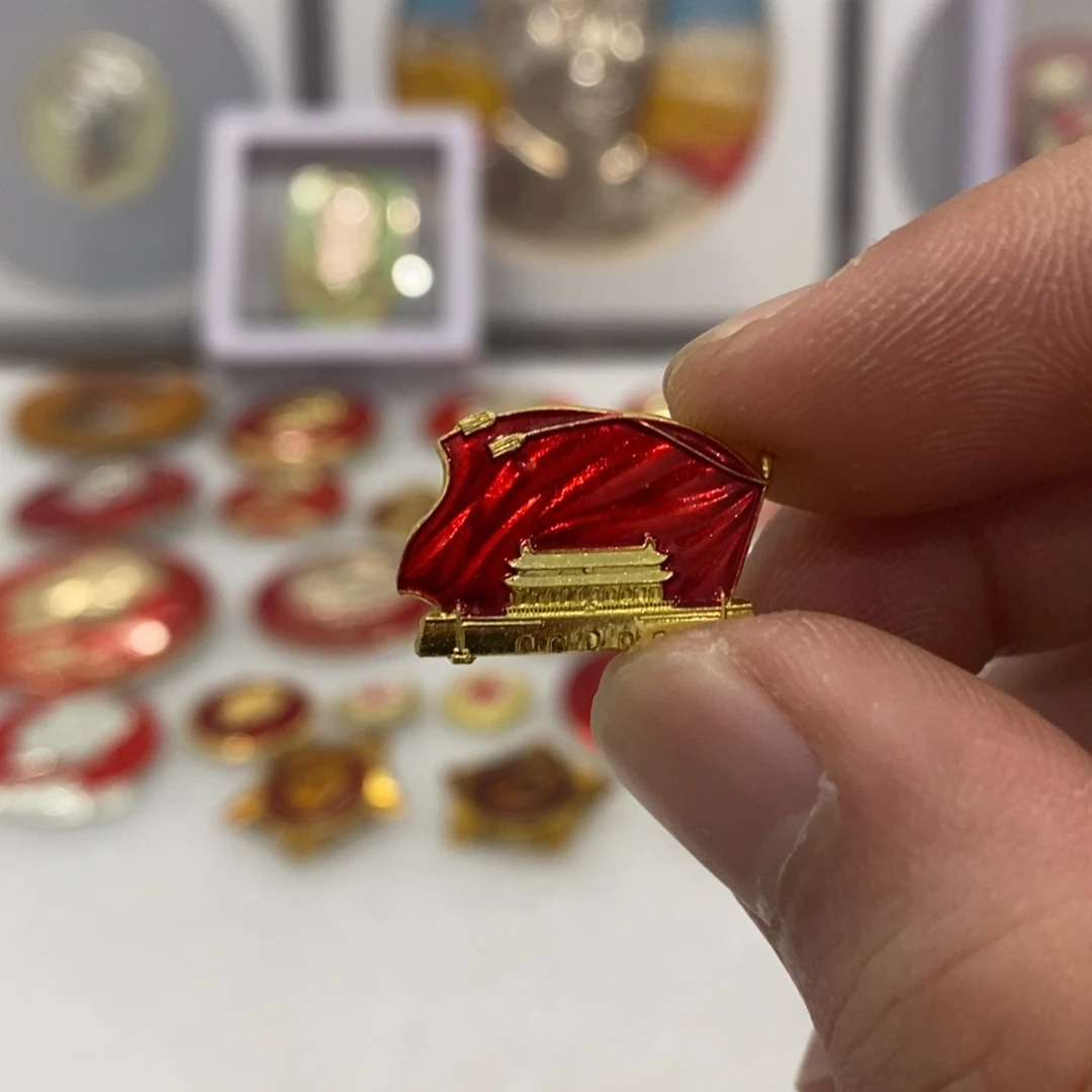 铝安**?红色纪念章右旗